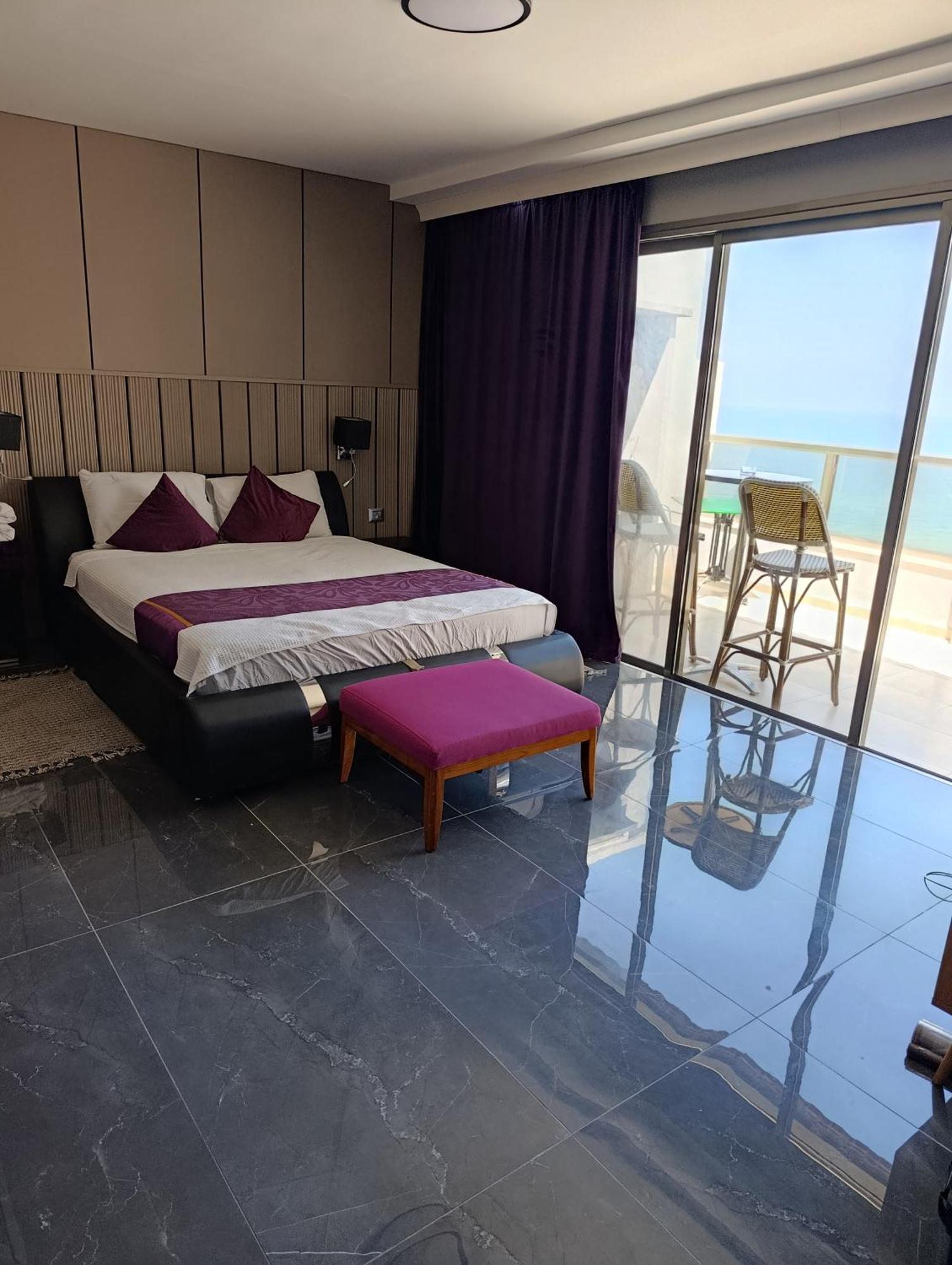 Penthouse Apartment On The Beach Bat Yam Room photo