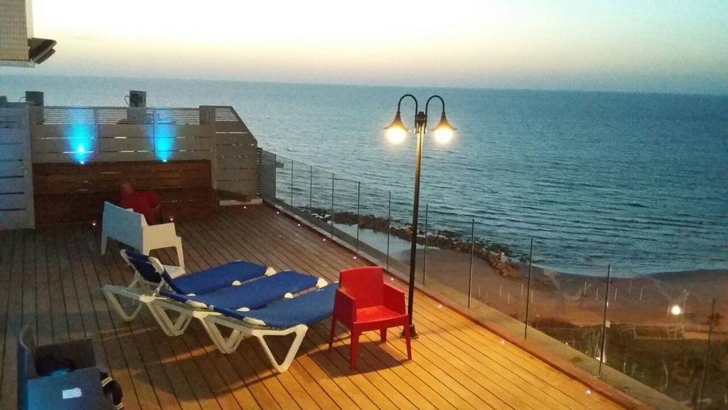 Penthouse Apartment On The Beach Bat Yam Room photo